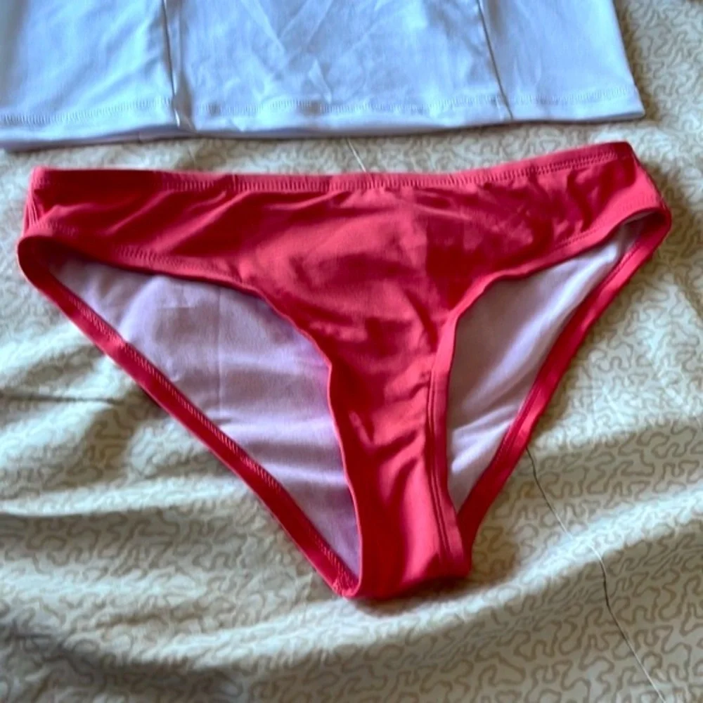 NWT Roxy Girls White Rashguard with Pink Bikini Set that fits size 12/14